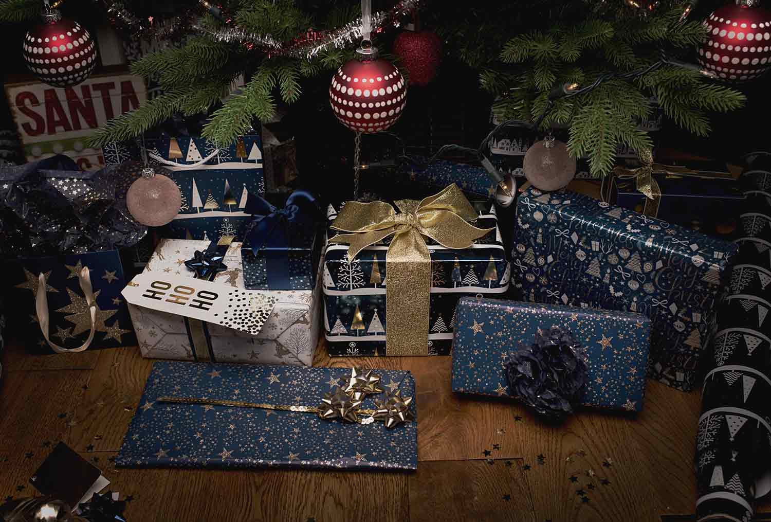 Kado Natal serba biru untuk display (Sumber: blog.whsmith.co.uk)