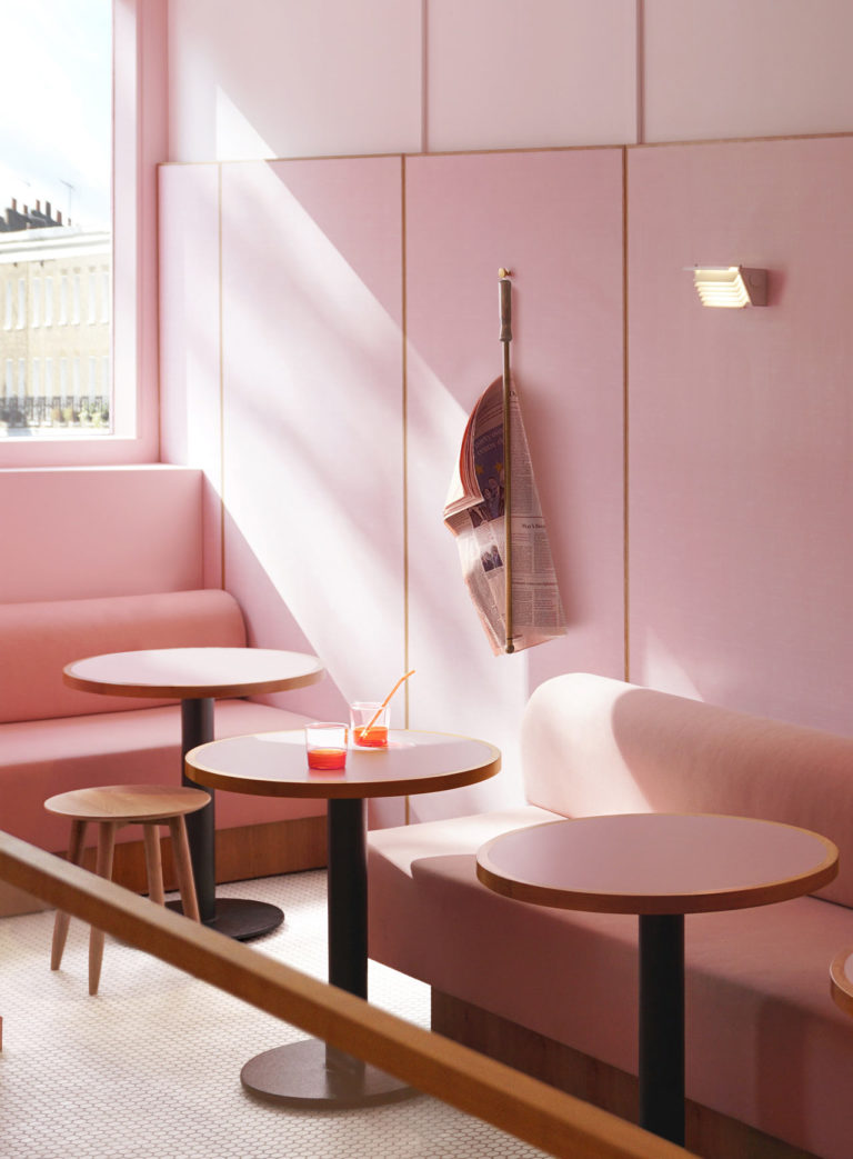 Meja dan kursi interior Humble Pizza karya Child Studio (Sumber: design-milk.com)