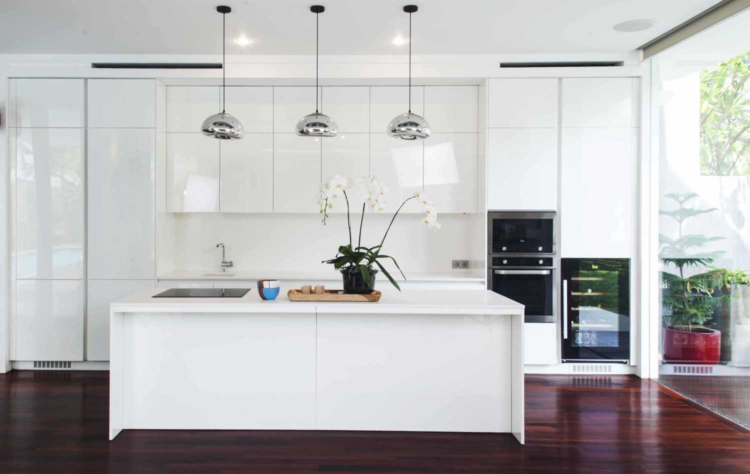 Dapur sleek serba putih, hunian IS House di Kemang, Jakarta Selatan karya MINT-DS (Sumber: arsitag.com)
