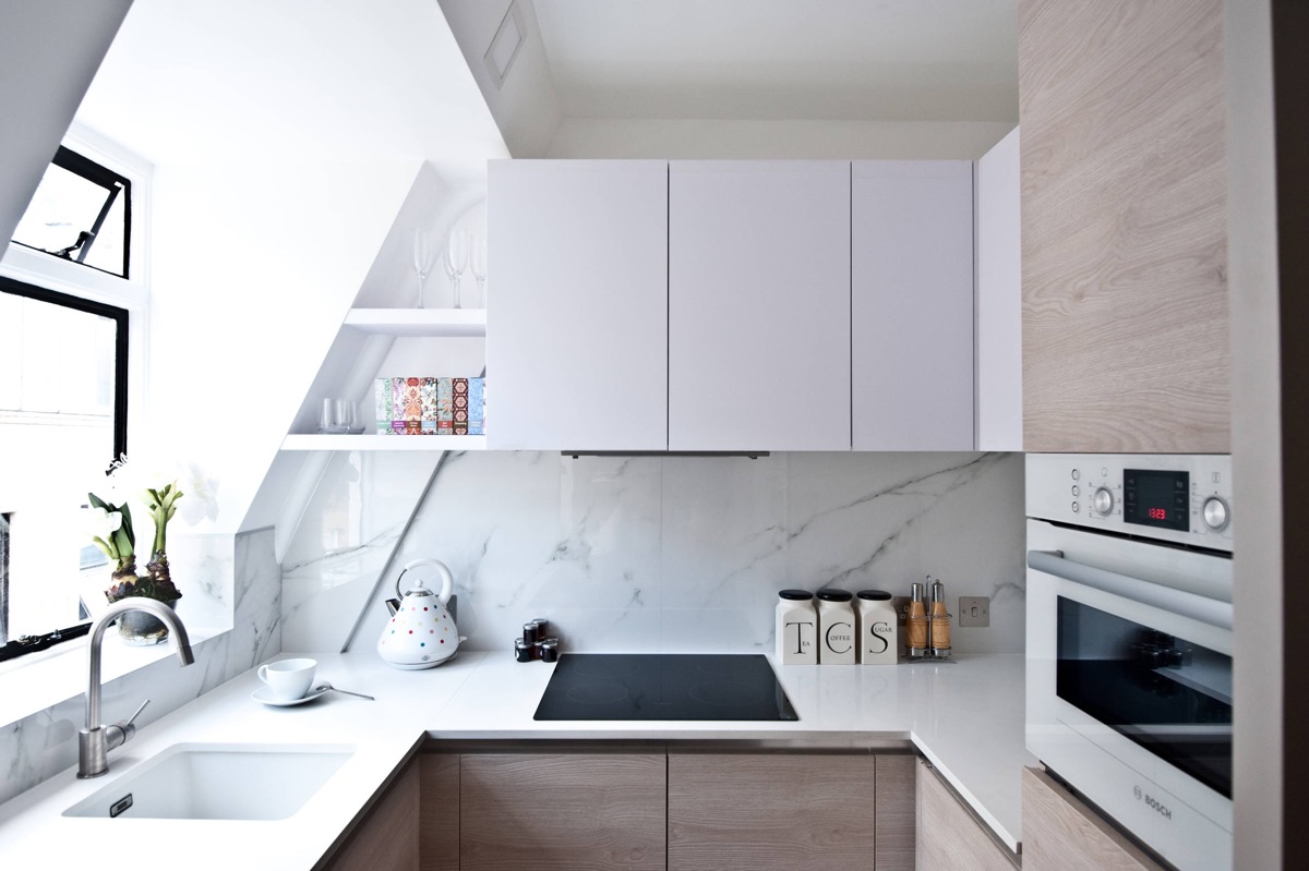 Dapur mungil dengan plafon tinggi (Sumber: Homedesigning.com)