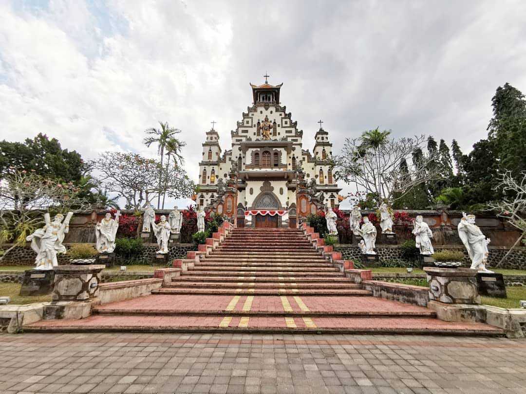 Desain gereja nusantara yang merupakan hasil inkulturasi budaya (Sumber: instagram.com/edwardtjie)