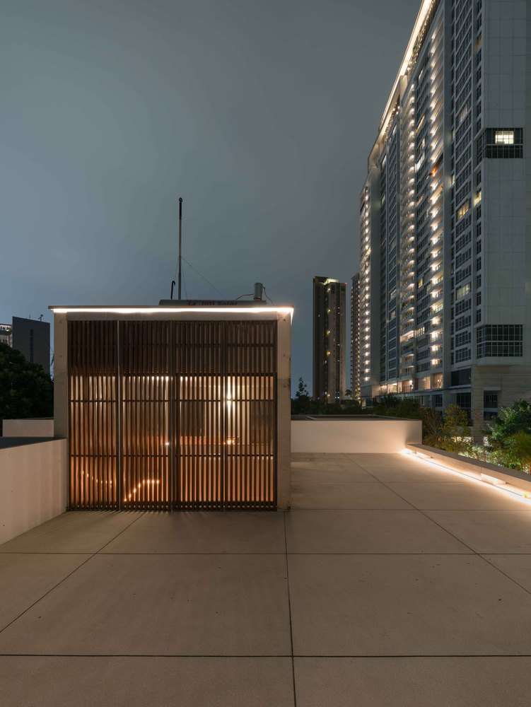 Rooftop minimalis serba guna, rumah tinggal karya Rafael Miranti Architect (Sumber: archdaily.com)