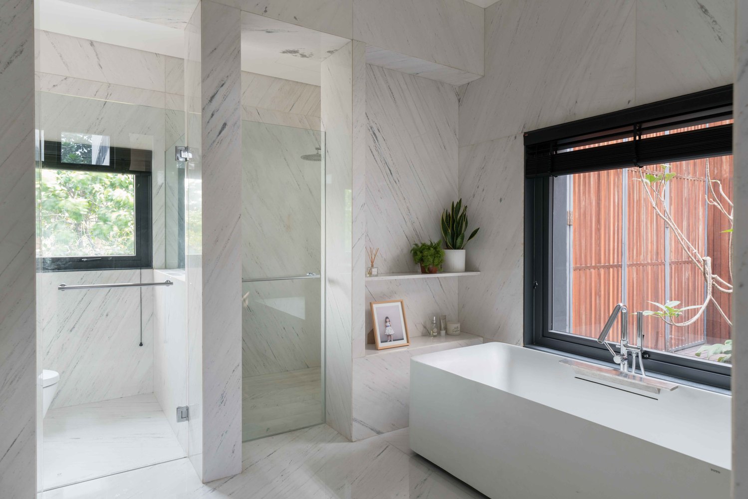 Kamar mandi modern dengan dinding marmer, rumah tinggal karya Rafael Miranti Architect (Sumber: archdaily.com)