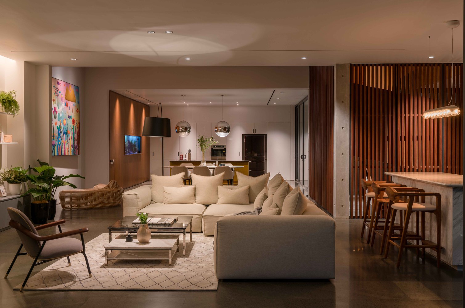 Ruang utama berkonsep open plan, rumah tinggal karya Rafael Miranti Architect (Sumber: archdaily.com)