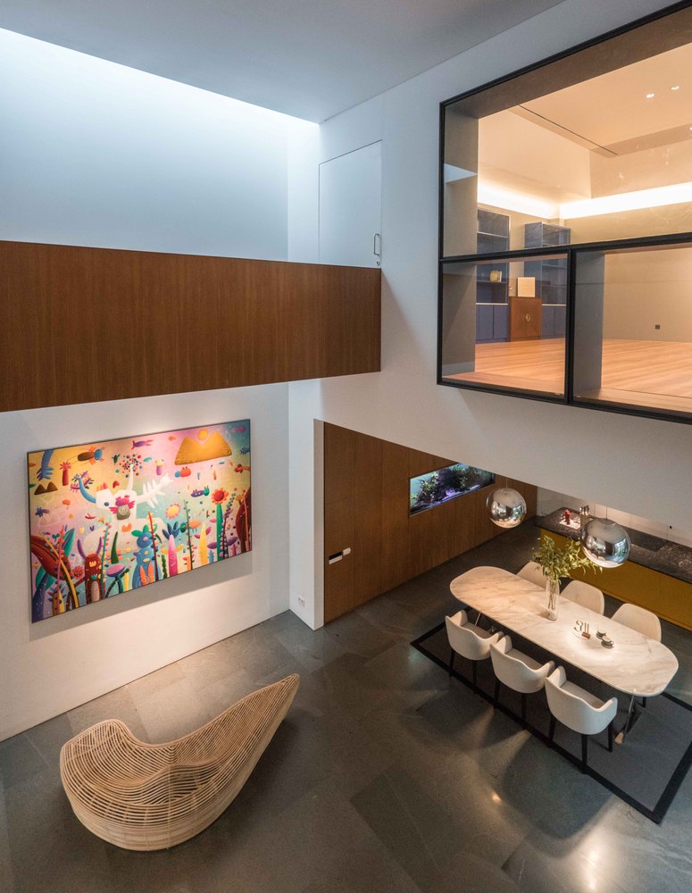 Sudut galeri seni yang minimalis dan clean, rumah tinggal karya Rafael Miranti Architect (Sumber: archdaily.com)