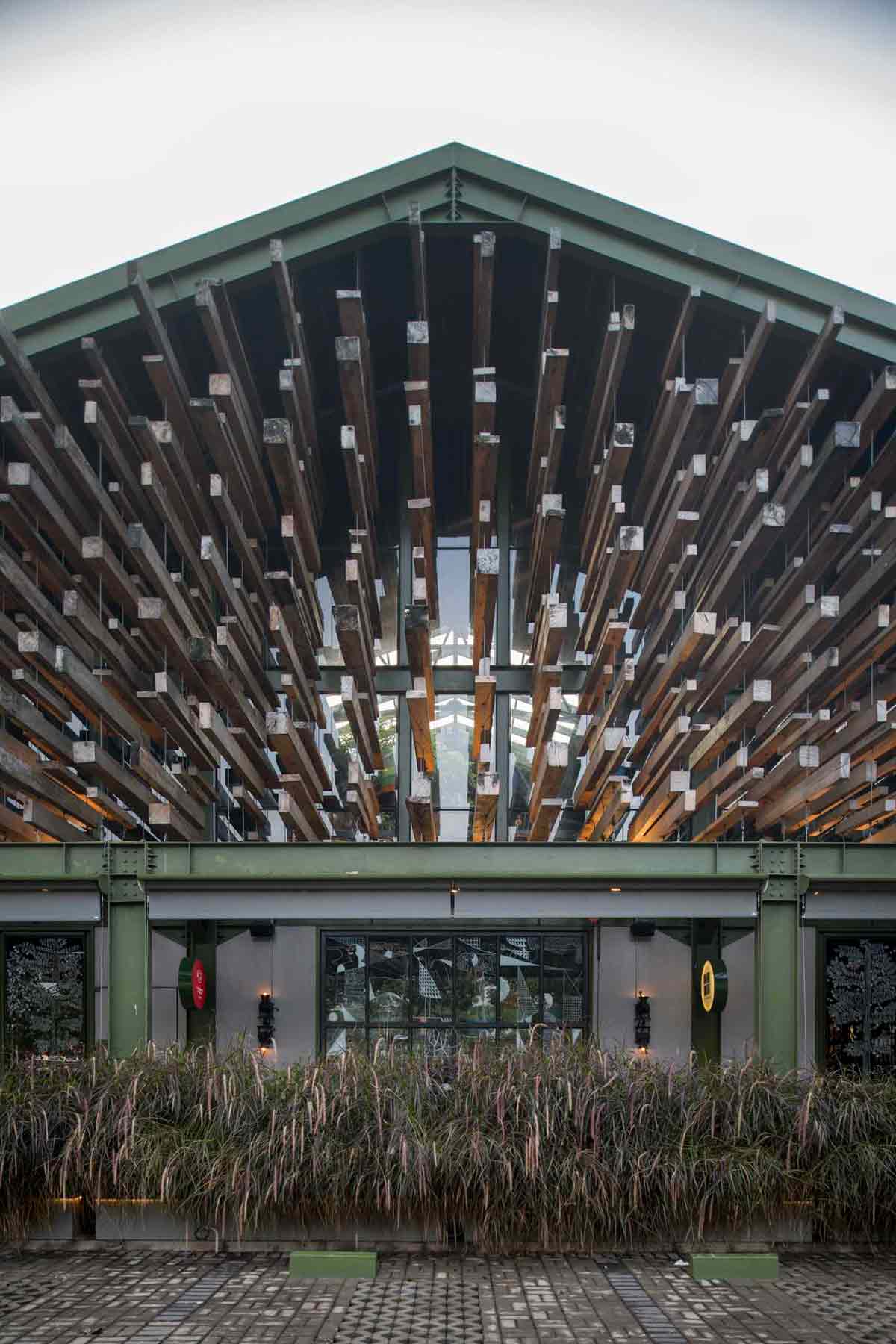 Dekorasi kayu gantung yang dramatis, Restoran Kayu Kayu karya W Office (Sumber: arsitag.com)