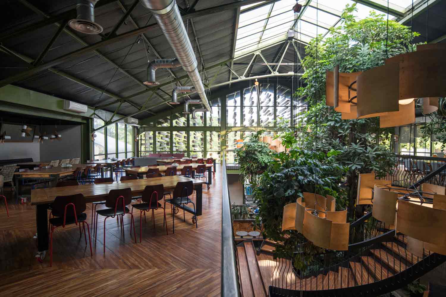 Variasi preferensi klien dituangkan melalui ragam kreasi kayu, Restoran Kayu Kayu karya W Office (Sumber: archdaily.com)