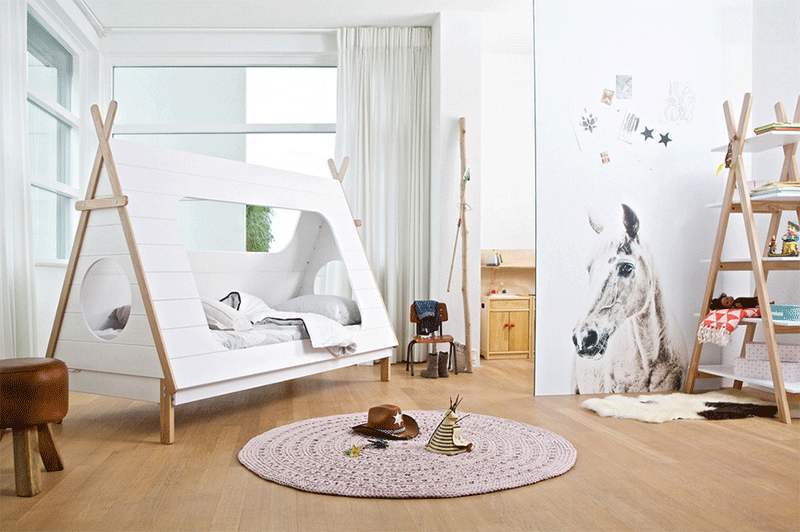 Kamar anak dengan tenda putih dari kayu // cuckooland.com