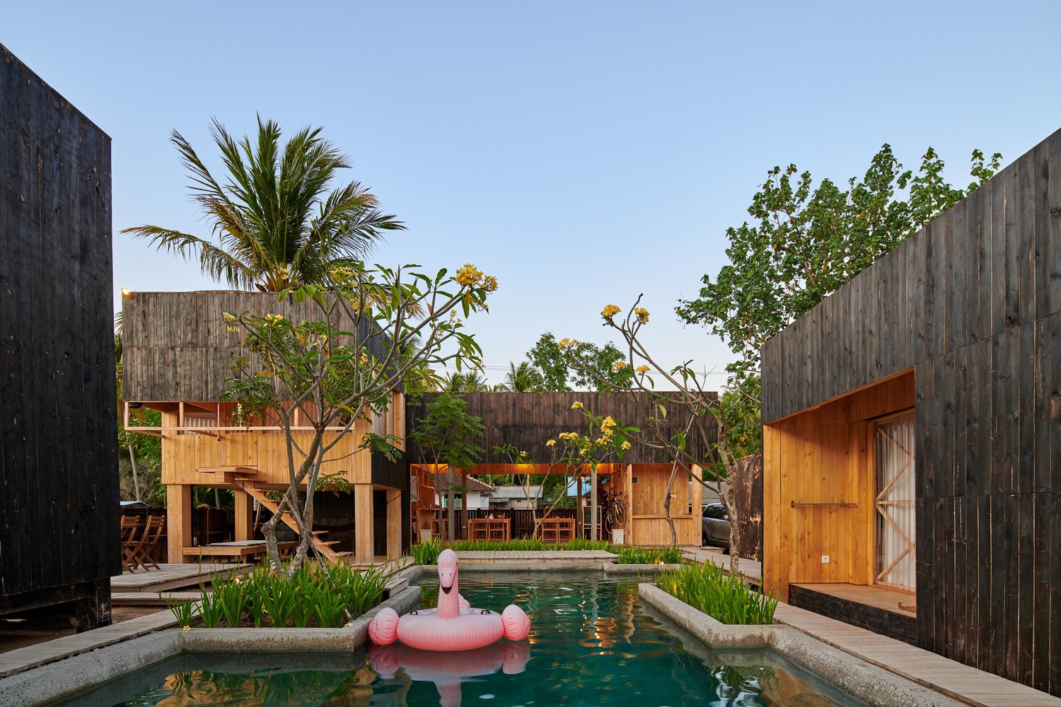 Vila bergaya kabin karya Atelier Riri // archcaily.com