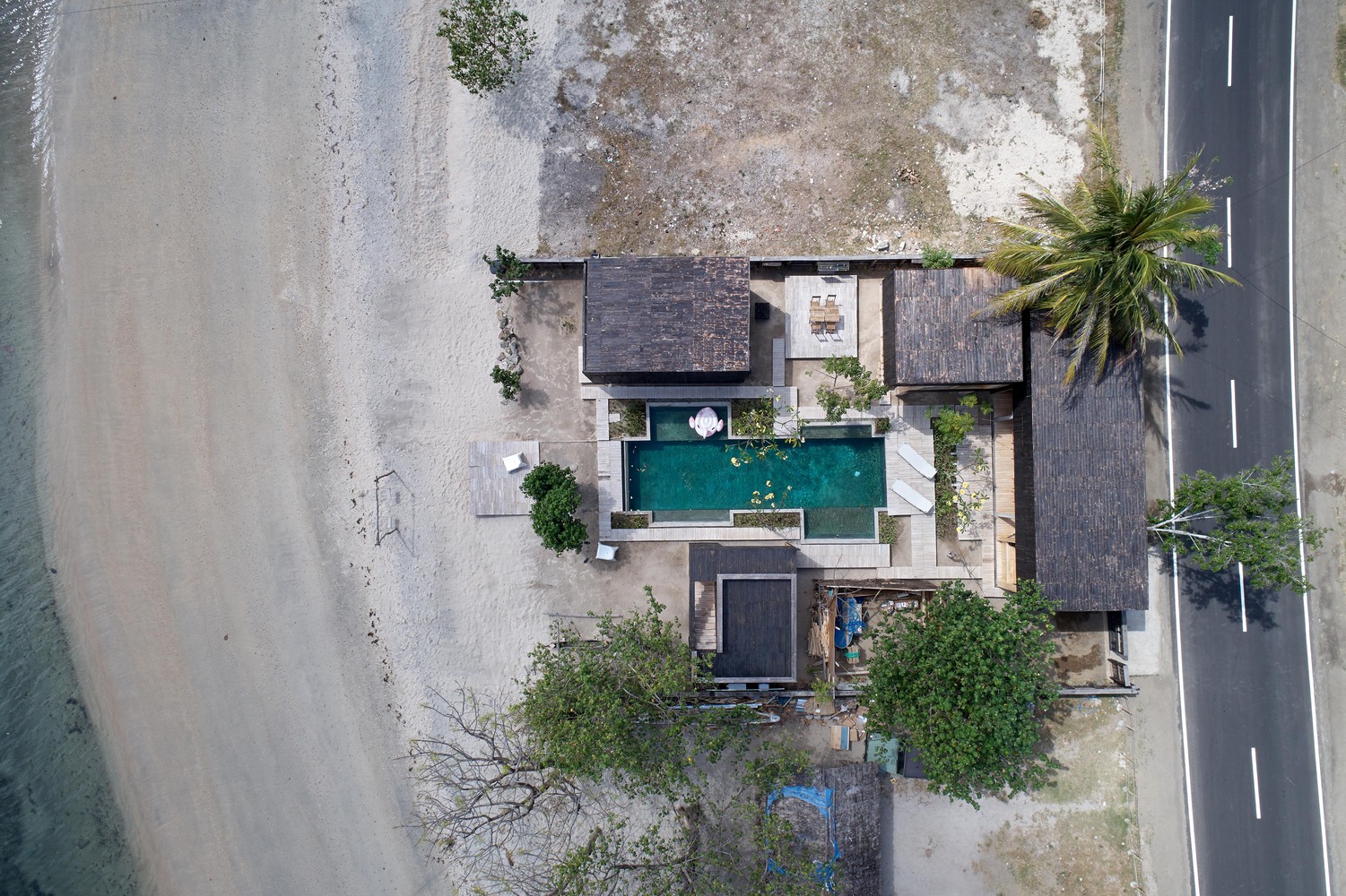 Vila tropis bergaya kabin karya Atelier Riri // archcaily.com