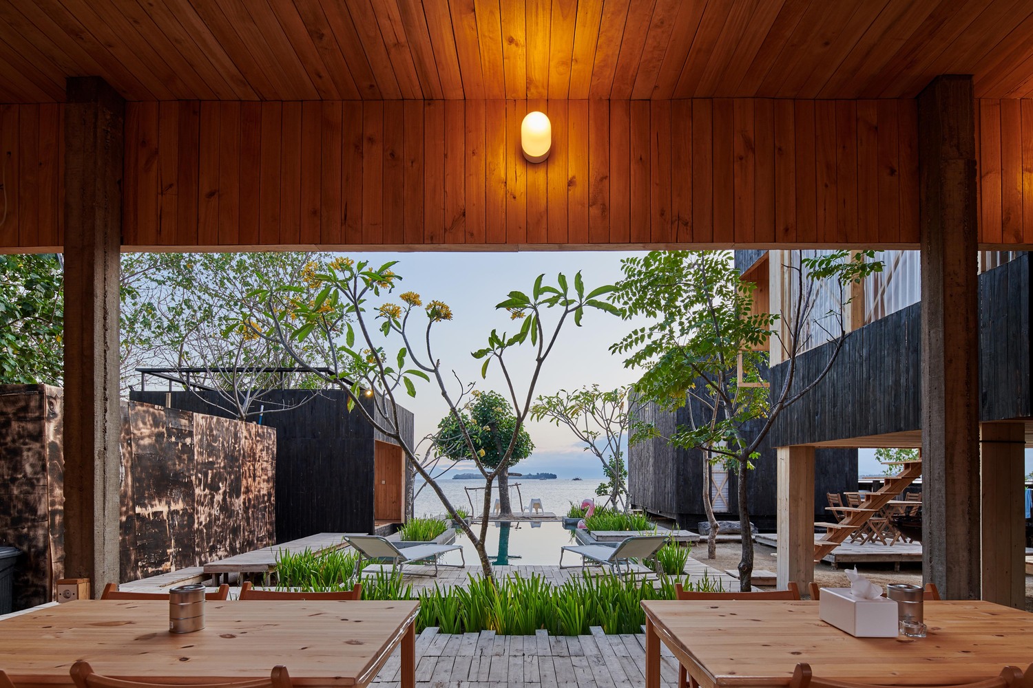 Vila kayu yang homey karya Atelier Riri // archcaily.com
