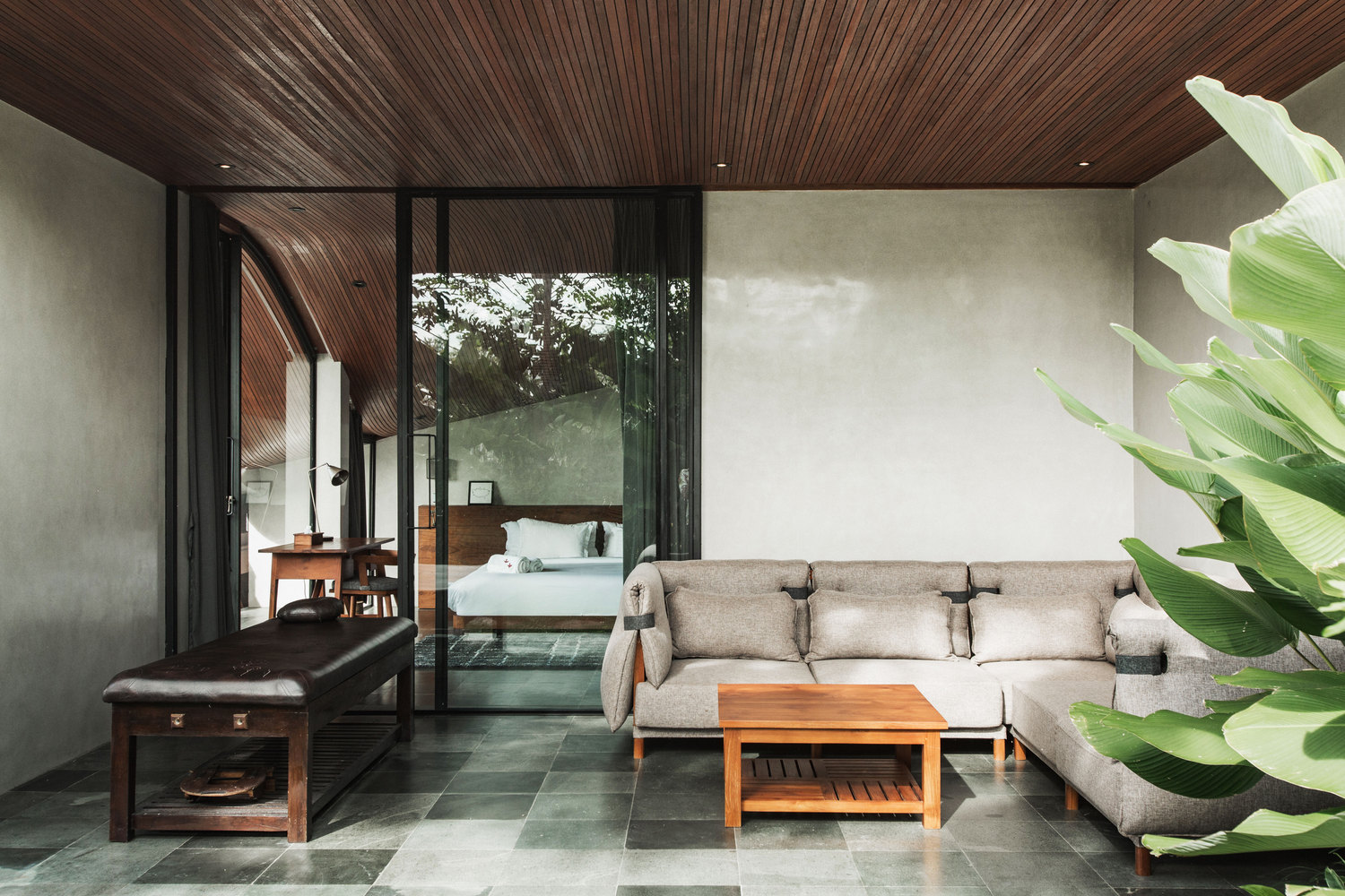 Rumah sebagai tempat retreat keluarga // archdaily.com