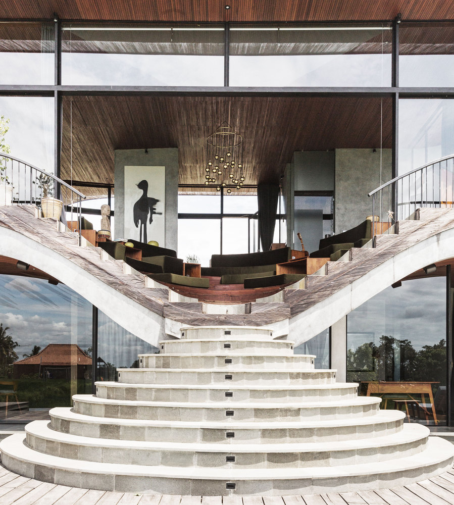 Tangga bentuk lengkung yang memukau // archdaily.com