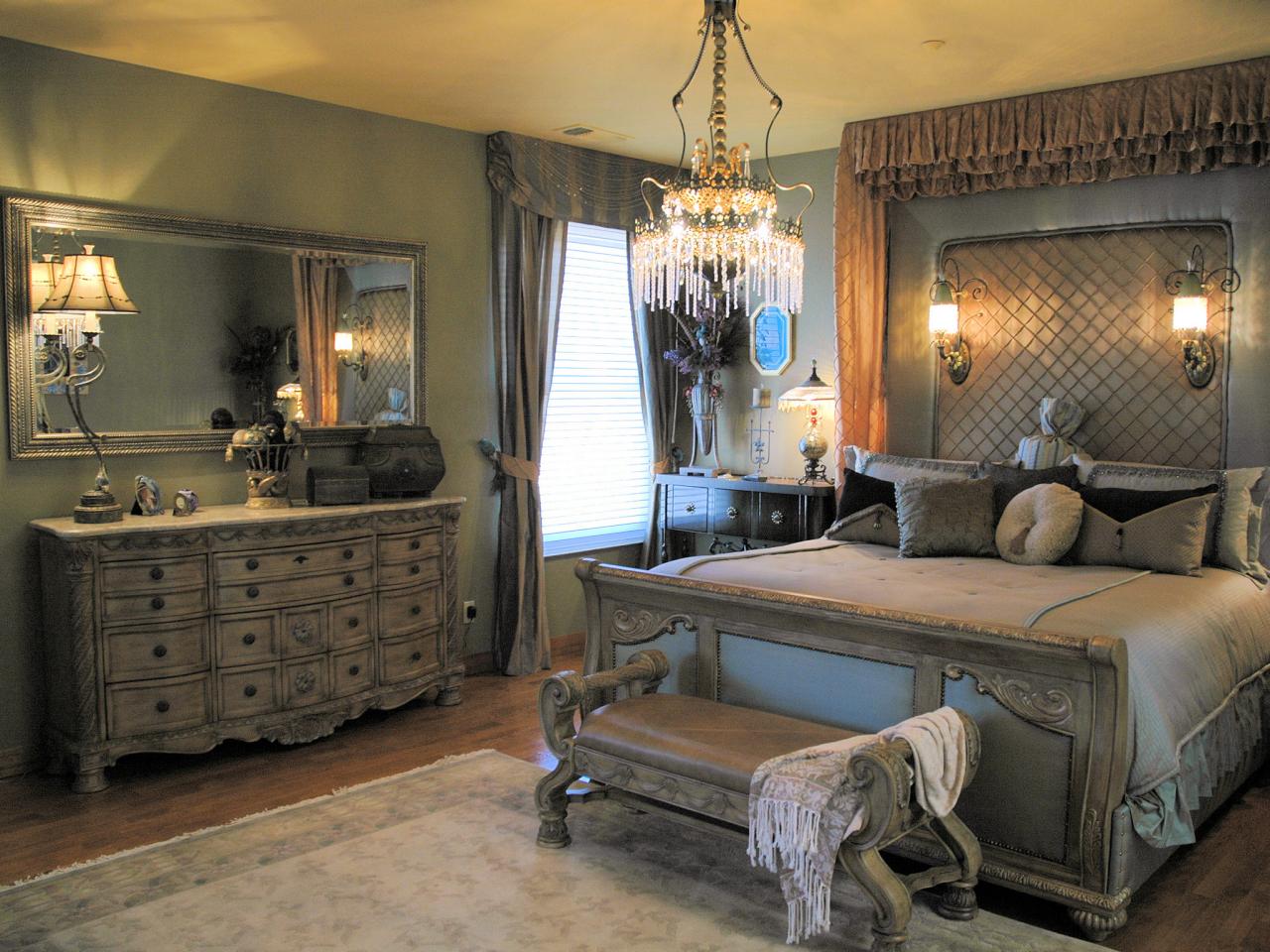 Kamar tidur romantis bernuansa klasik dengan lampu gantung kristal // HGTV.com