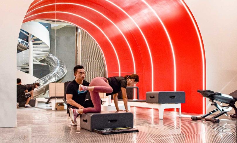 Lorong lengkung gym karya Ramoprimo // design-milk.com