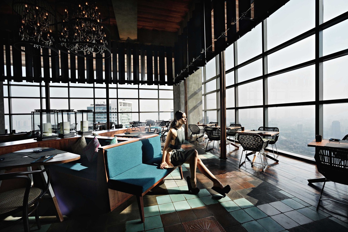 Desain restoran Skye di Jakarta karya Willis Kusuma Architects // arsitag.com