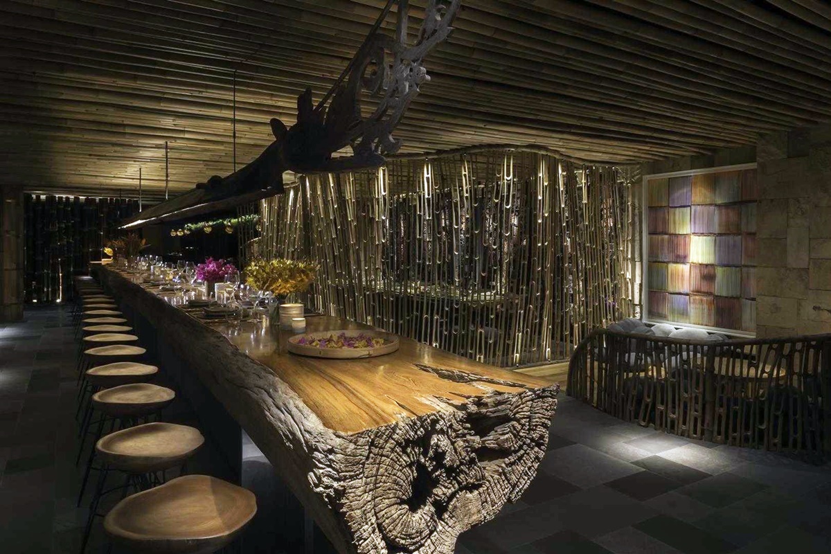 Desain restoran Tri Balinese Restaurant di Hongkong karya Agung Budi Raharsa // arsitag.com