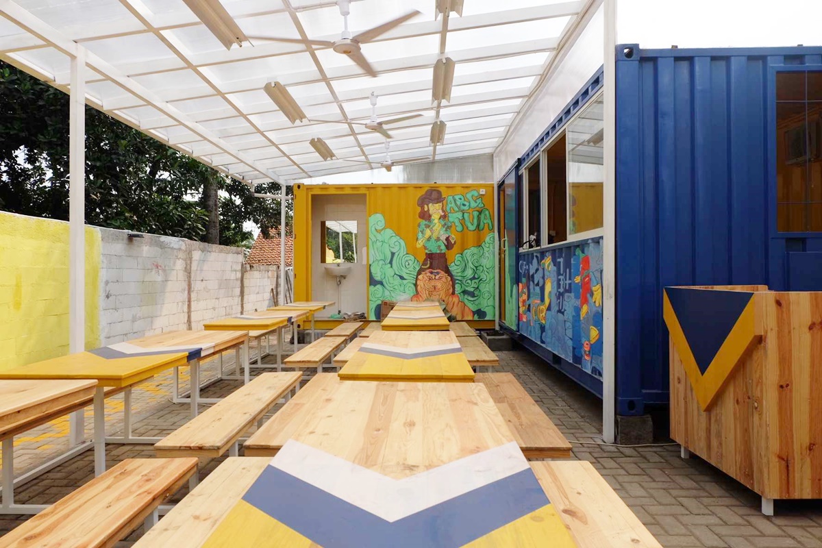 Desain restoran Warbox Container Cafe di Bogor karya Gita Arumingtyas // arsitag.com