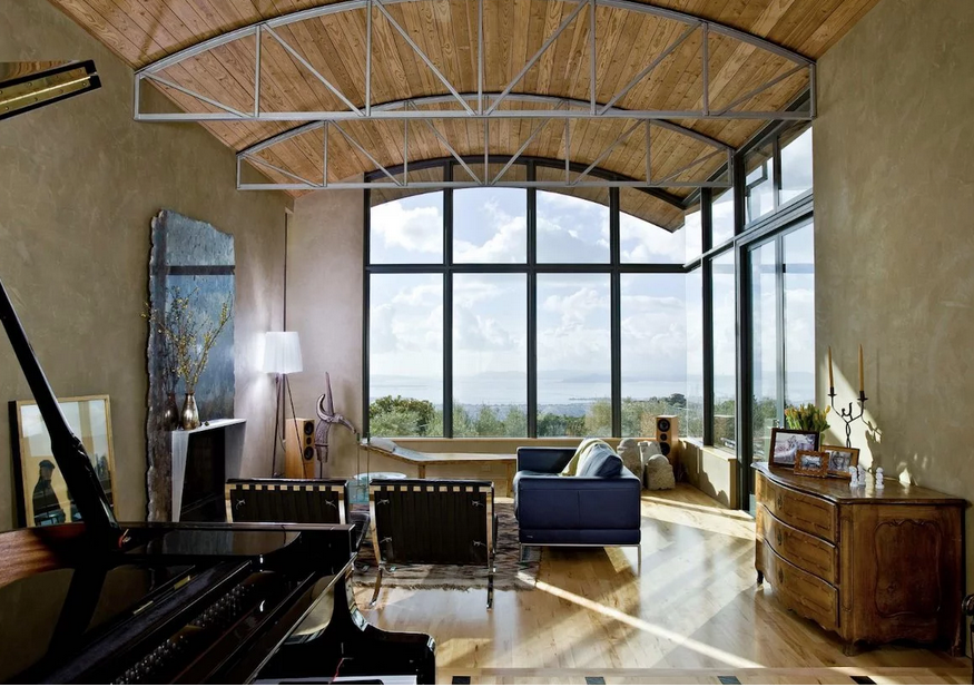Langit-langit panel kayu melengkung // bobvila.com