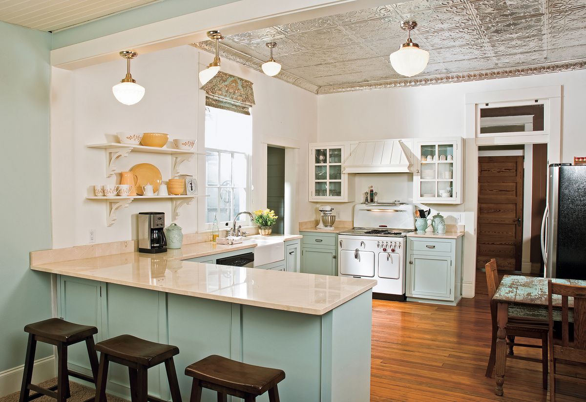 Plafon tin tile untuk tampilan yang elegan // thisoldhouse.com