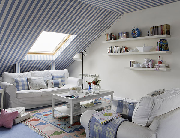 Plafon garis-garis biru-putih untuk kesan atap ruangan lebih meninggi // homedit.com
