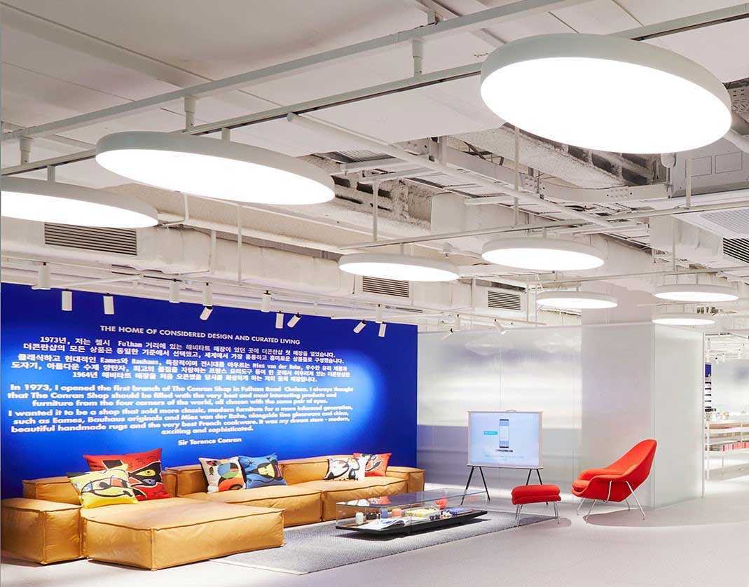 Desain industrial serba putih The Conran Shop, Seoul // design-milk.com