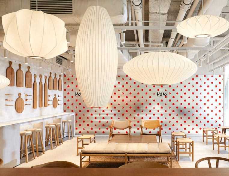 Penataan apik barang-barang display The Conran Shop, Seoul // design-milk.com