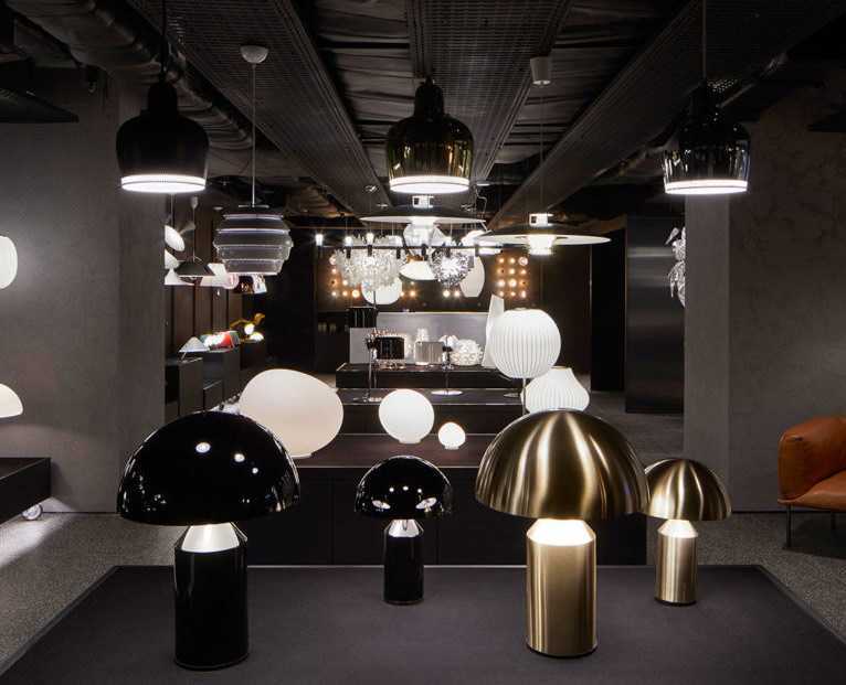 Ruangan gelap yang menonjolkan desain lampu di The Conran Shop, Seoul // design-milk.com