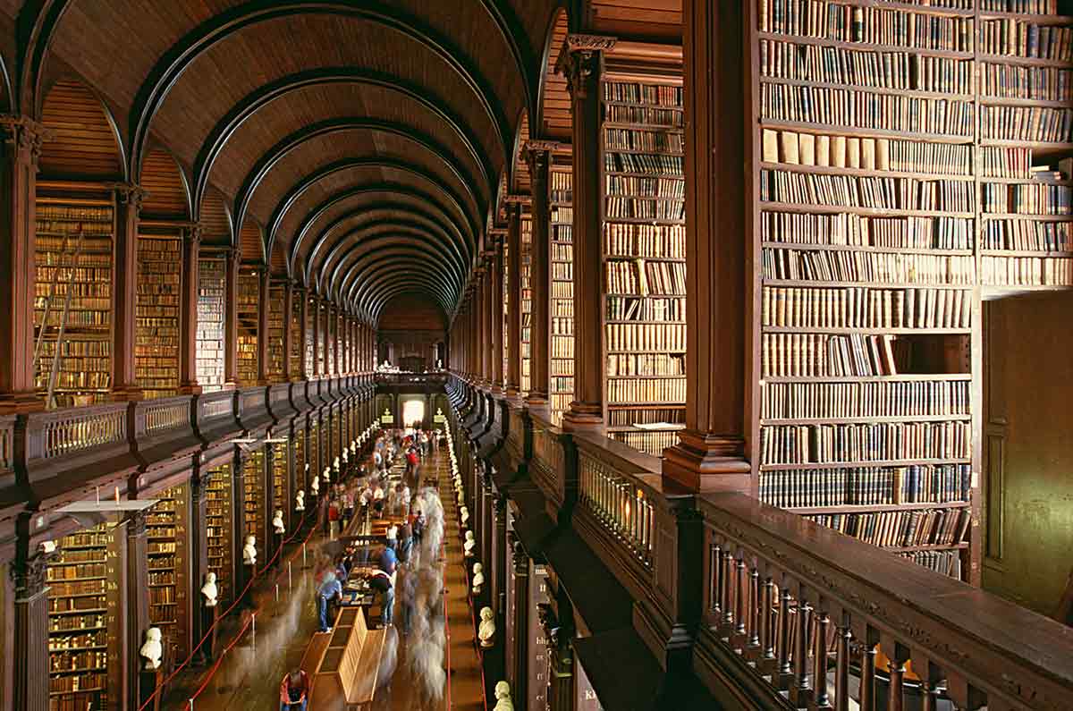 Perpustakaan megah di Dublin, The Library of Trinity College // lonelyplanet.com