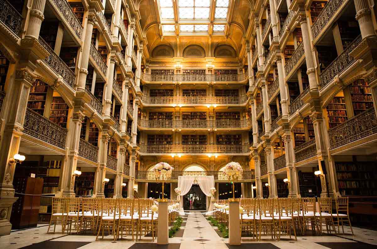Perpustakaan megah di Baltimore, Maryland, George Peabody Library // bigseventravel.com