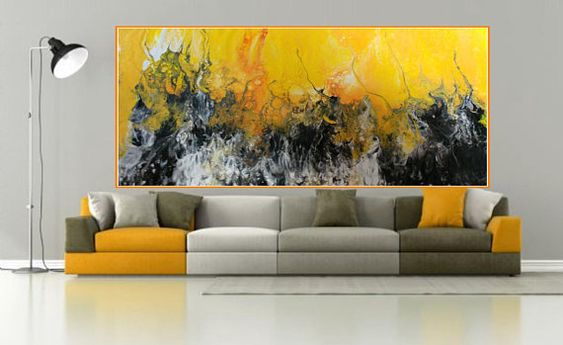 Ruang keluarga dengan dekorasi dinding nuansa kuning // etsy.com