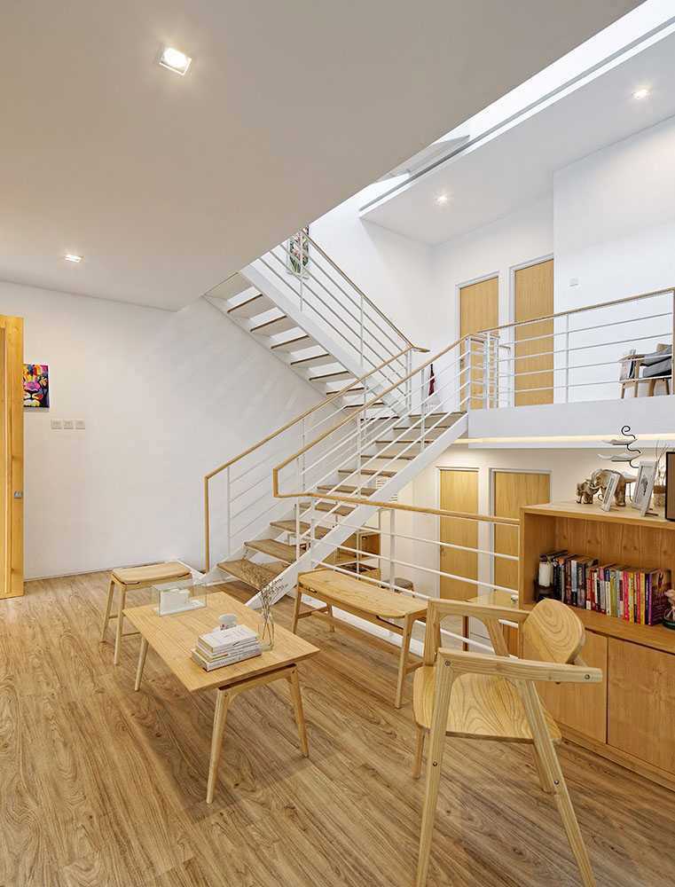 Ruang belajar bernuansa serba kayu di Splow House karya Delution Architect // arsitag.com