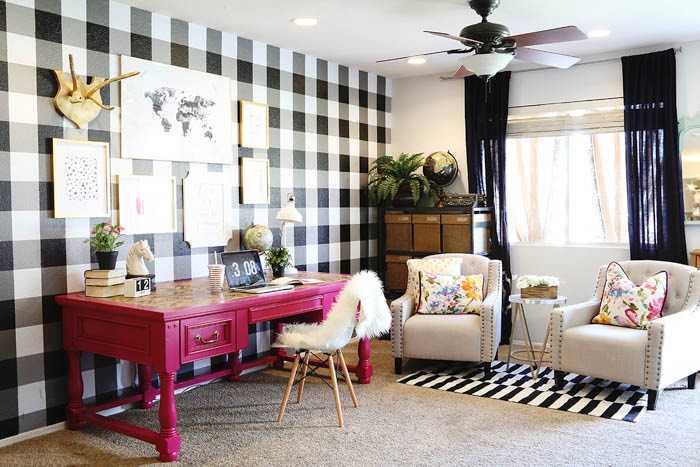 Ruang belajar bertema kotak-kotak hitam putih // classyclutter.net