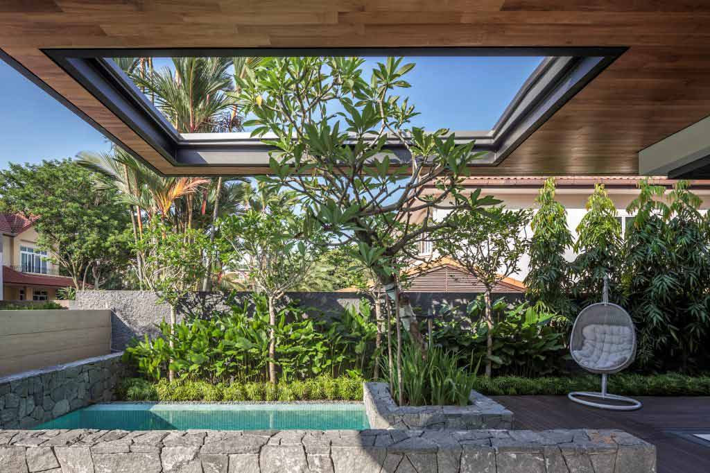 Taman semi tertutup dengan pohon tinggi, karya Wallflower Architecture + Design // architizer.com