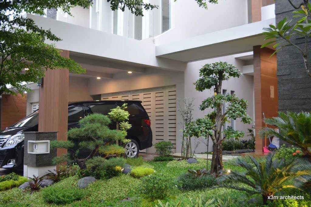 Taman tropis yang asri di samping carport, karya X3m architects // arsitag.com
