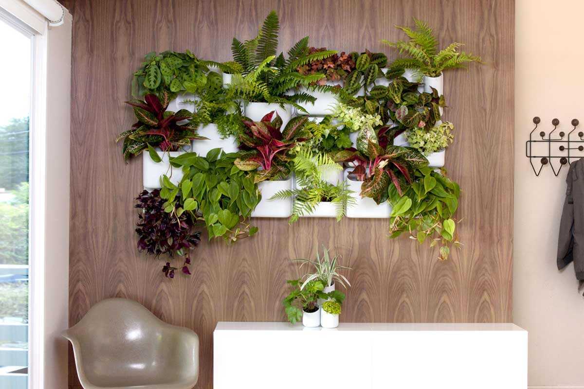 Wadah bercocok tanam di dinding model rak kantong karya John Lewis // designsponge.com