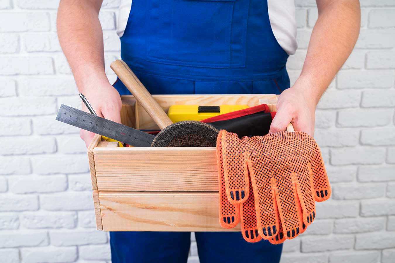 Pekerja sebaiknya dibekali peralatan masing-masing // freepik.com