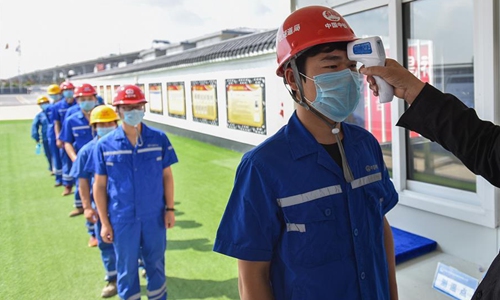 Pengecekan suhu badan saat masuk lingkungan konstruksi // globaltimes.cn