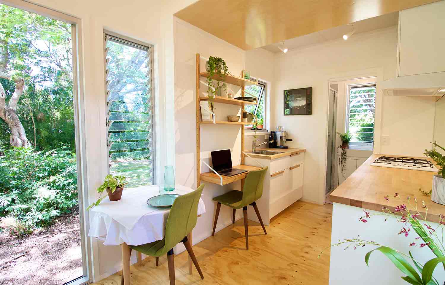Dapur dengan rak meja untuk bekerja // tinyhousecompany.com.au