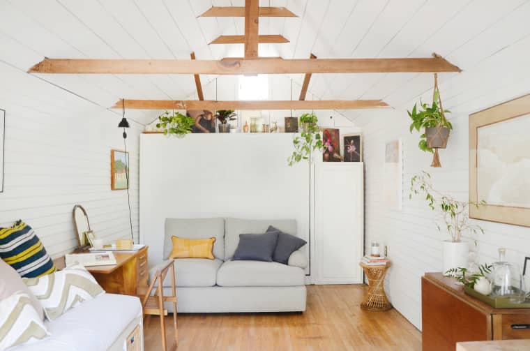 Desain interior attic serba putih karya Esteban Cortez // apartmenttherapy.com