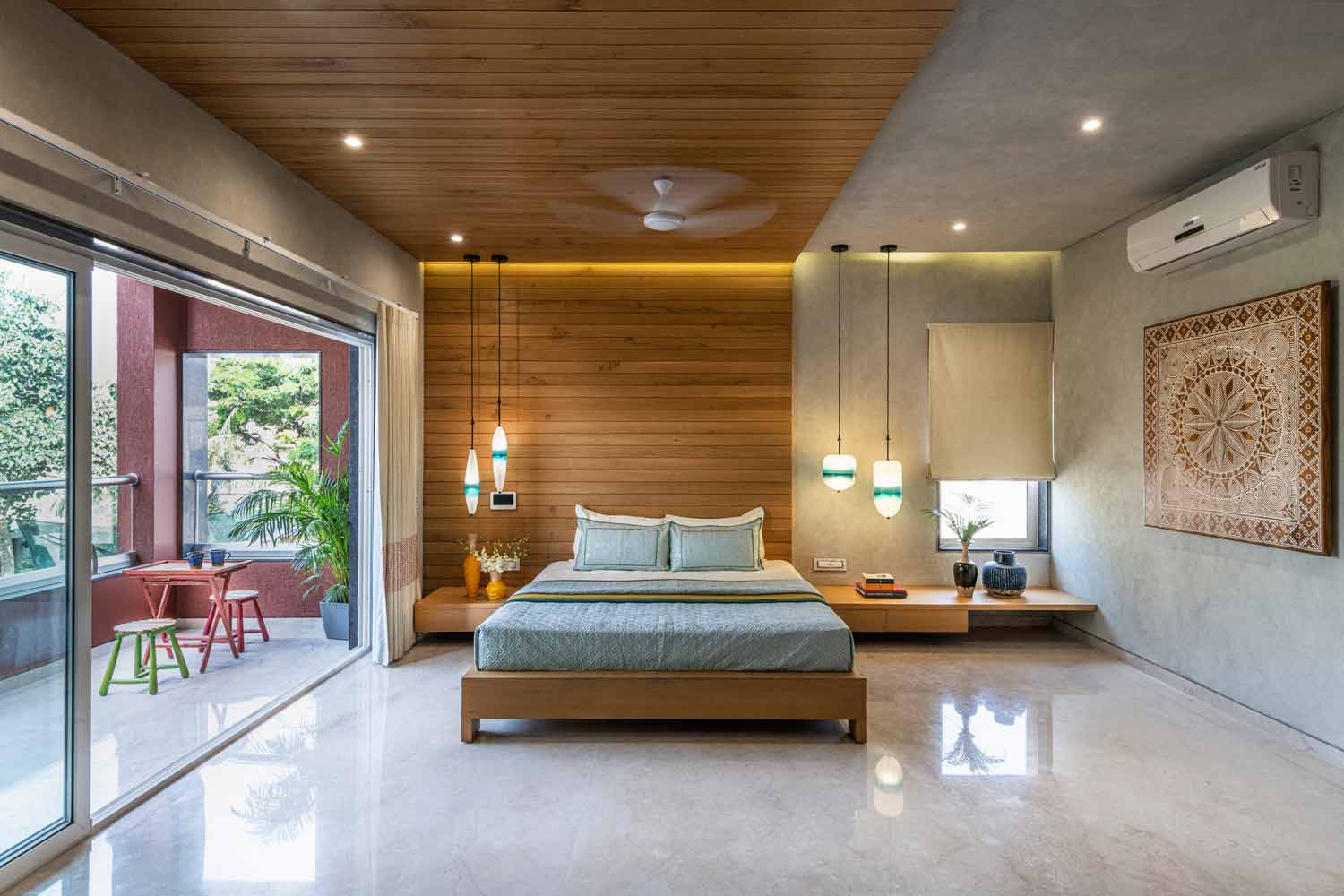 Interior Red Box House justru mengandalkan warna-warna terang, karya The Grid Architects // archdaily.com