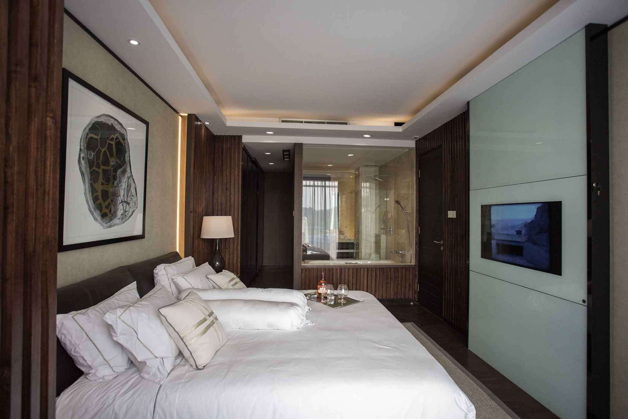 Kamar tidur utama di apartemen modern kontemporer // Arsitag.com