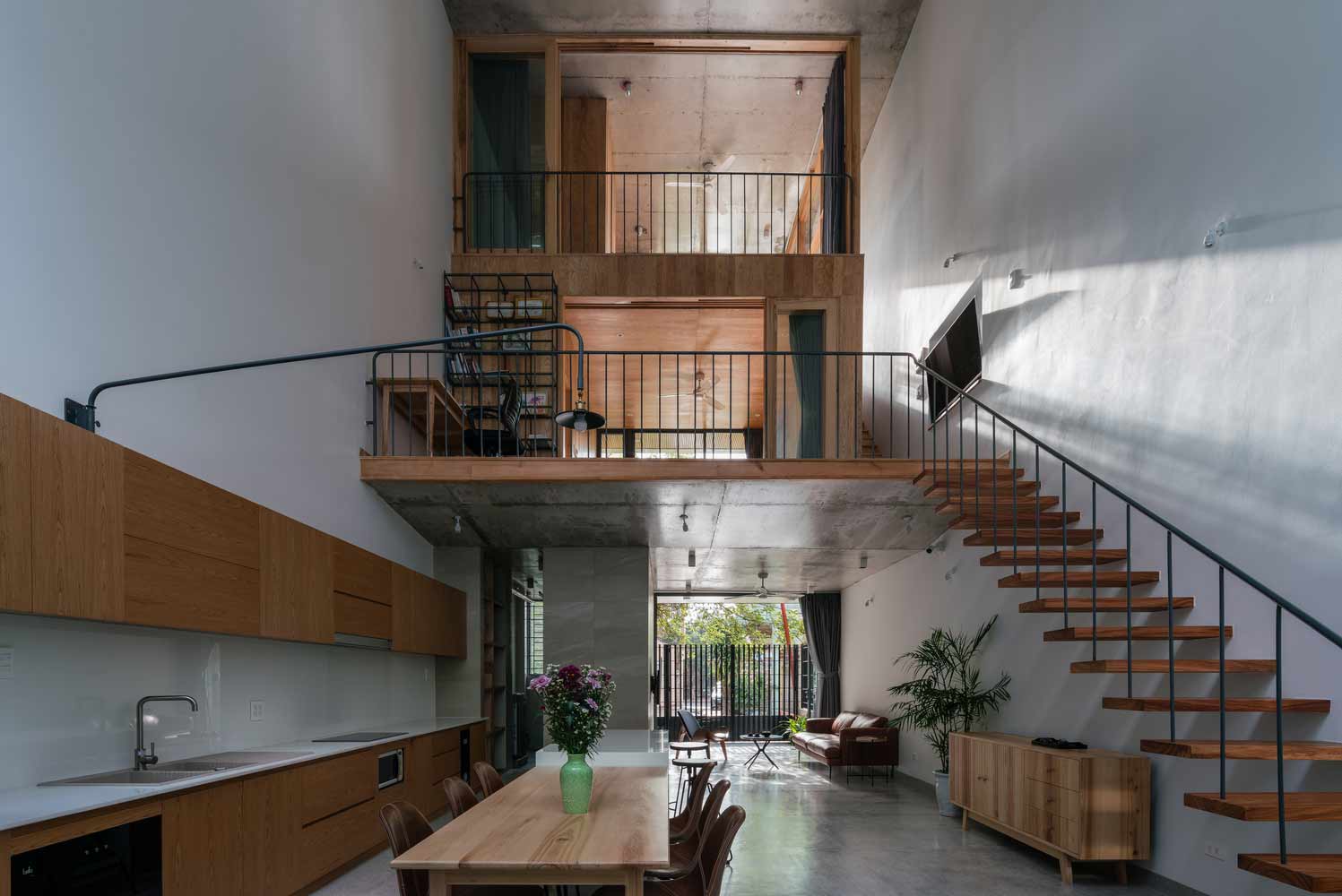 Interior rumah tropis minimalis yang menggunakan banyak struktur kayu, karya H.a Workshop // archdaily.com