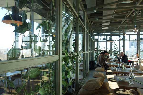 Restoran yang dikelilingi jendela menyajikan indahnya pemandangan kota, karya Werner Aisslinger // design-milk.com