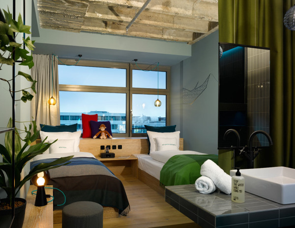 Kamar tidur hotel karya Werner Aisslinger // design-milk.com