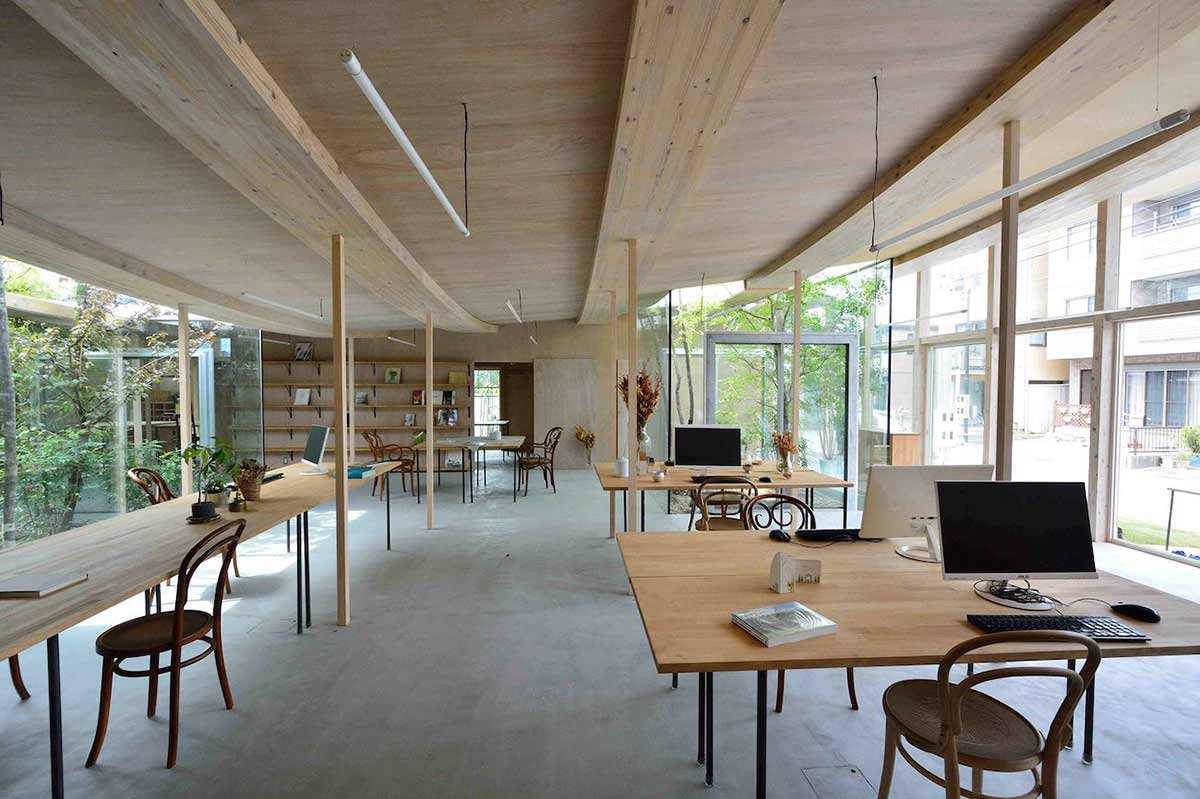 Interior antar ruangan yang saling menyatu di Sanno’s Office karya Studio Velocity // design-milk.com