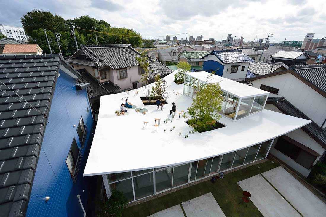 Rooftop yang menjadi daya tarik utama Sanno’s Office karya Studio Velocity // design-milk.com