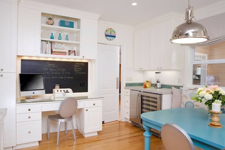 Meja kerja dengan blackboard karya Amoroso Design // thekitchn.com