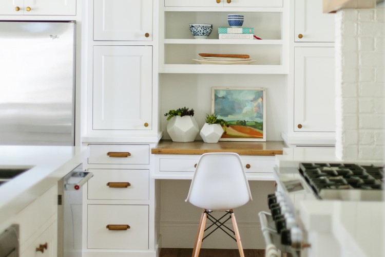 Dapur dan ruang kerja minimalis karya Erin and Kristen // houseofjadeinteriors.com