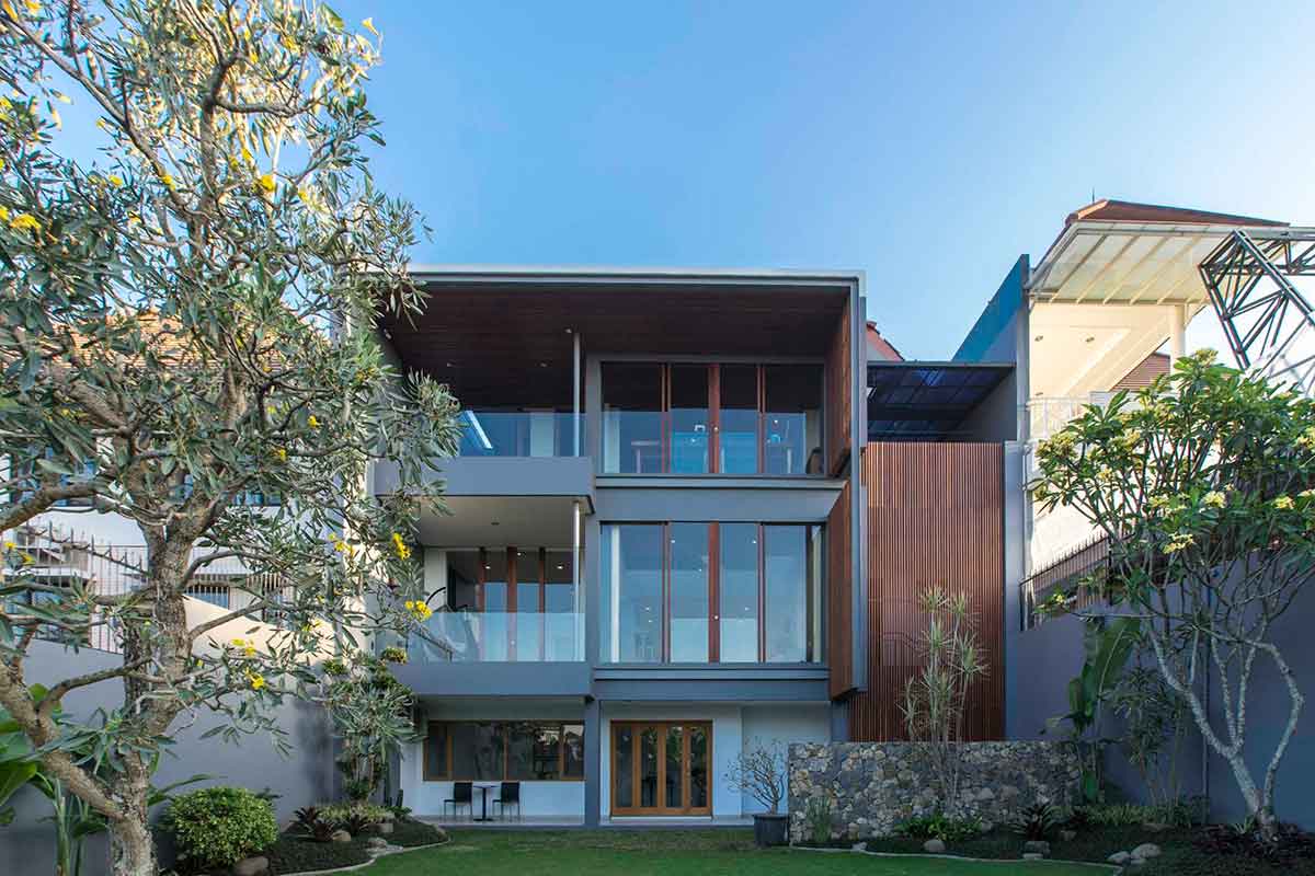 Desain rumah tiga lantai karya Erwin Kusuma // Arsitag.com